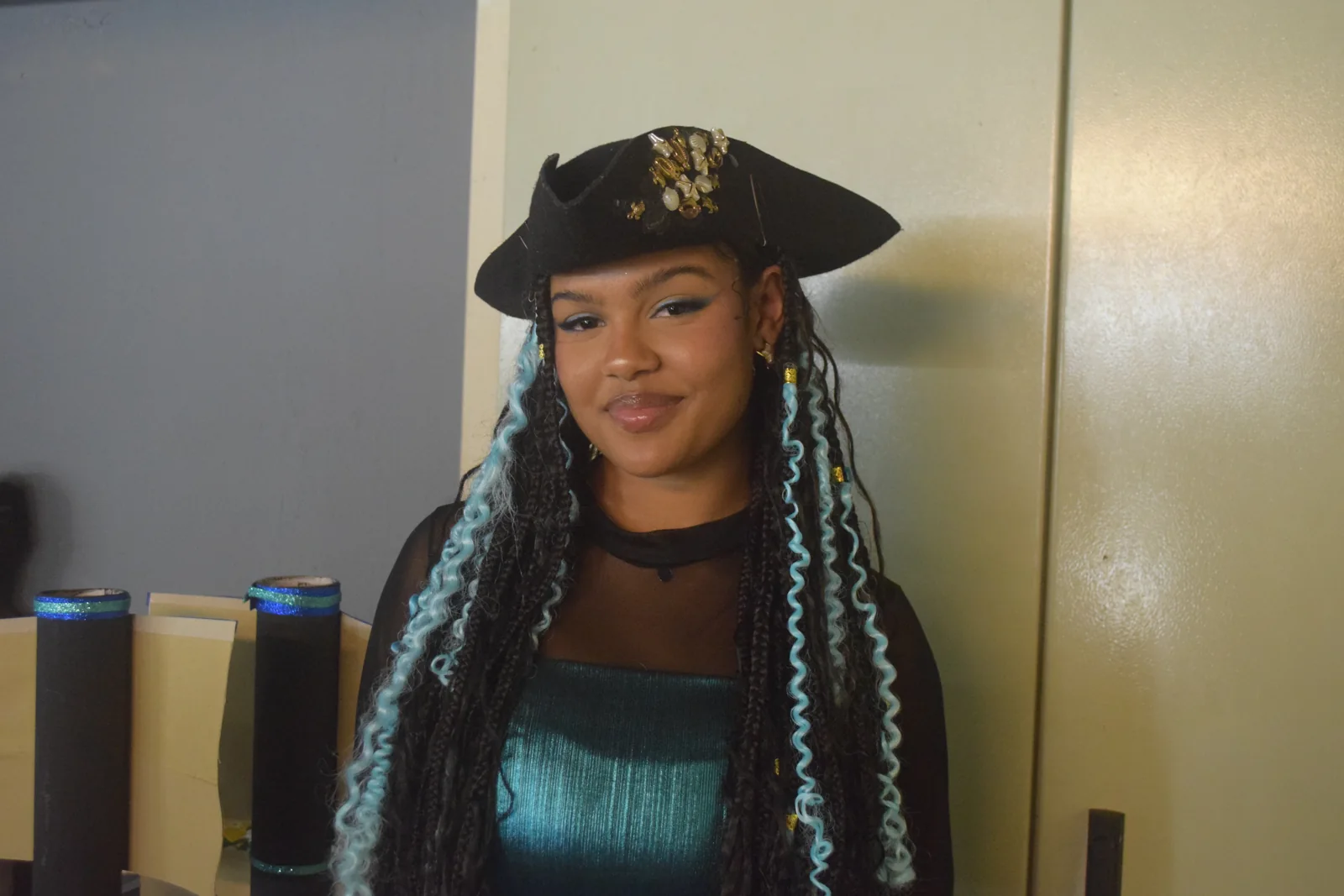 Participante com figurino e chapéu de pirata nos bastidores