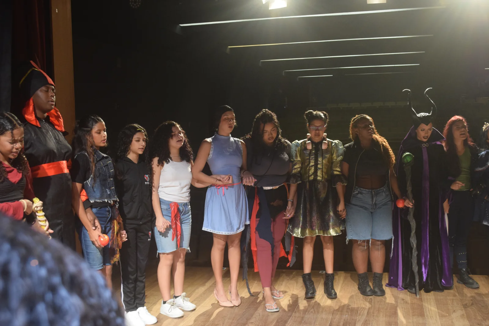 Participantes em roda nos bastidores de uma apresentação